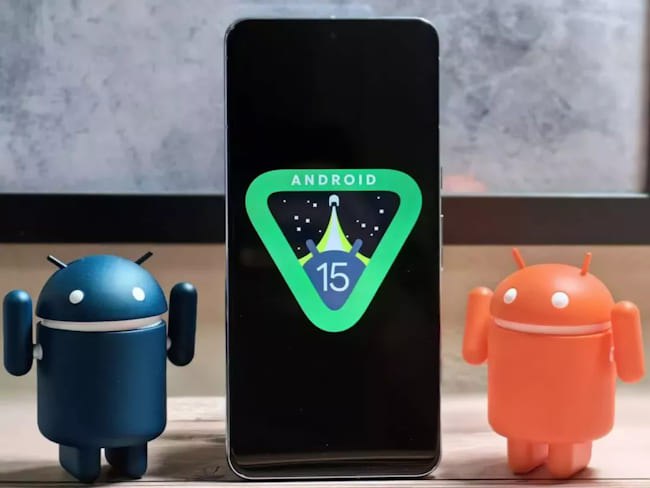 گوگل بالاخره از تصمیم جنجالی خودش برای «ممنوع کردن کامل نصب اپ خارج از پلیاستور» عقبنشینی کرده، اما شرایط جدید چندان ساده هم نیست! ▪️کاربران حرفهای هنوز میتونن اپهای تأییدنشده نصب کنن، ولی باید چند مرحلهی هشدار امنیتی و احراز هویت توسعهدهنده رو پشت سر بذارن. به گفته گوگل ، هدف این کار «افزایش امنیت و اعتماد» در اکوسیستم اندرویده، نه محدود کردن کاربران ، اما خیلیها نگرانن که این تصمیم قدمی باشه برای محدود کردن آزادی اندروید در آینده.